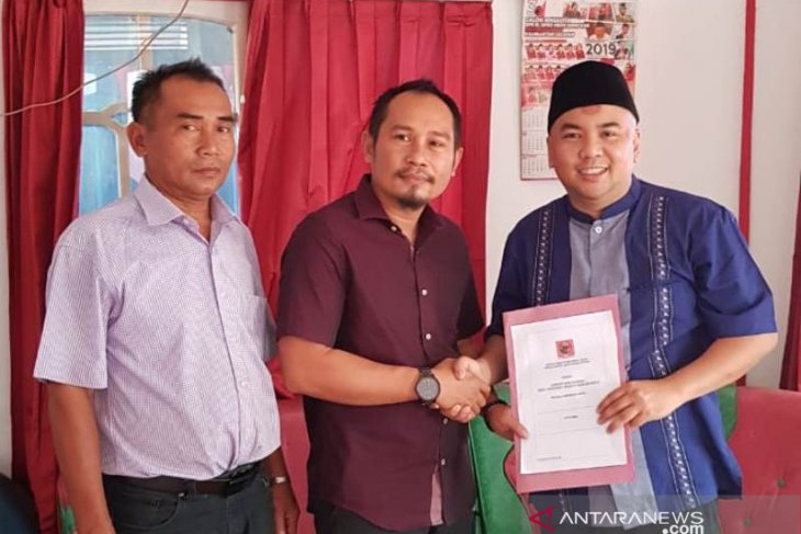 H Zanie serahkan berkas kelengkapan pendaftaran bacabup ke PDIP HST