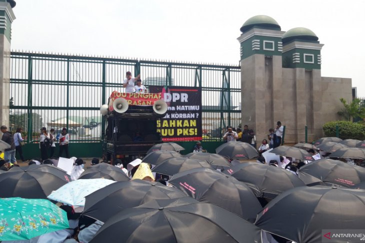 Hundreds march to prompt lawmakers to pass anti-rape bill