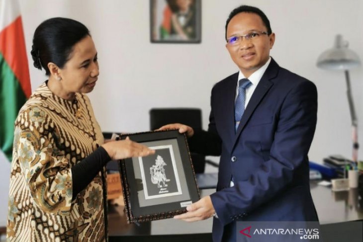 Menteri Rini kawal lima BUMN garap tambang di Madagaskar