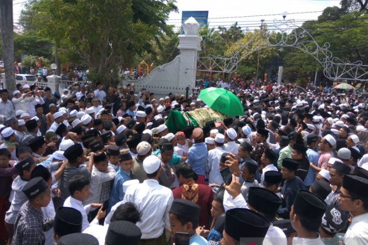 Ribuan orang shalatkan Fuad Amin di Masjid Agung