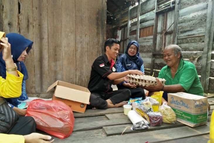 GPS santuni warga Dusun Dungun Condong dengan pemberian sembako
