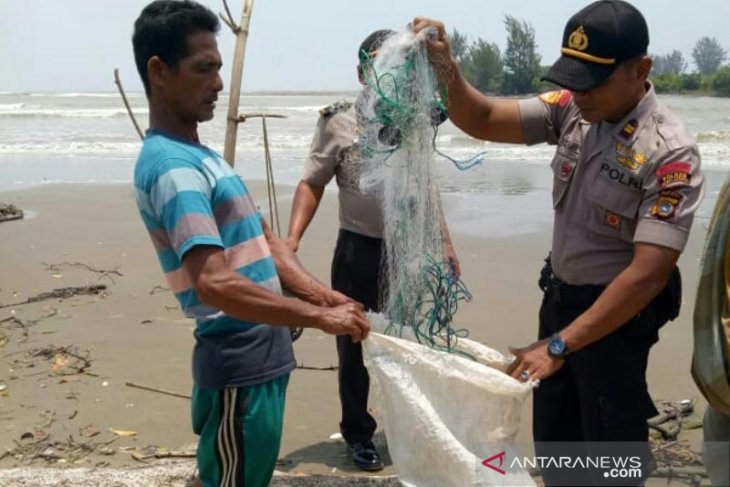 Seorang warga di Aceh Utara terseret ombak saat menjaring ikan
