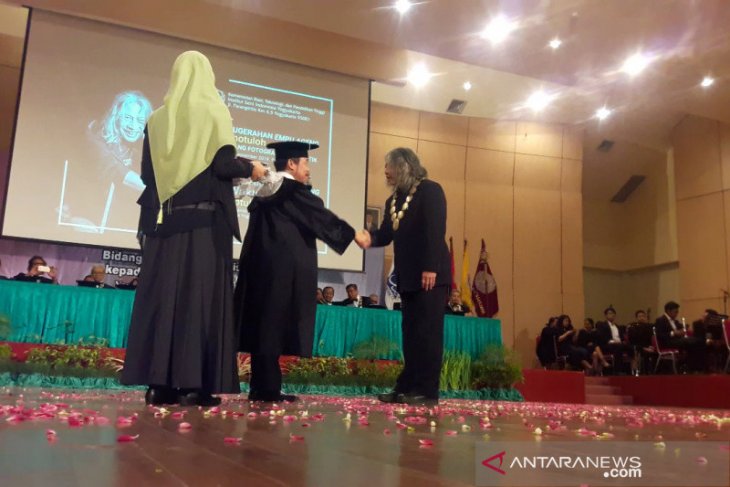 Fotografer senior ANTARA Oscar Motuloh terima gelar