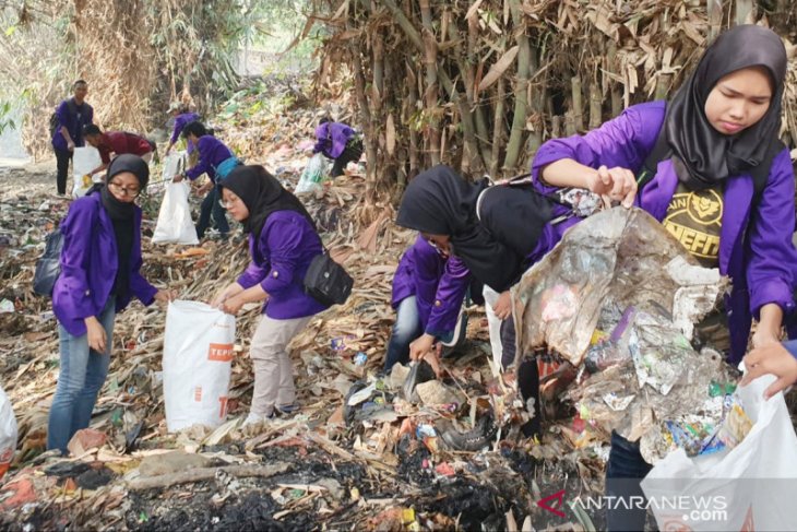 Mahasiswa Unpak Bogor lakukan aksi memungut sampah di Sungai jelang kedatangan Ibu Negara