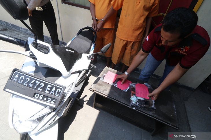 Bapak dan anak pencuri motor