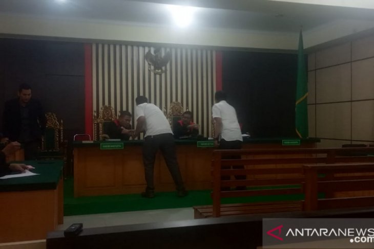 Istri terdakwa kasus korupsi irigasi di Kerinci menangis histeris usai vonis hakim
