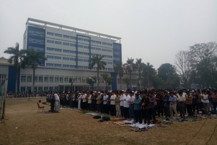 Mahasiswa UIN Raden Fatah Palembang gelar shalat di lapangan bola minta hujan