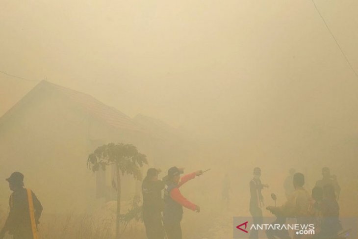Warga histeris, kebakaran lahan nyaris hanguskan rumah dan sekolah
