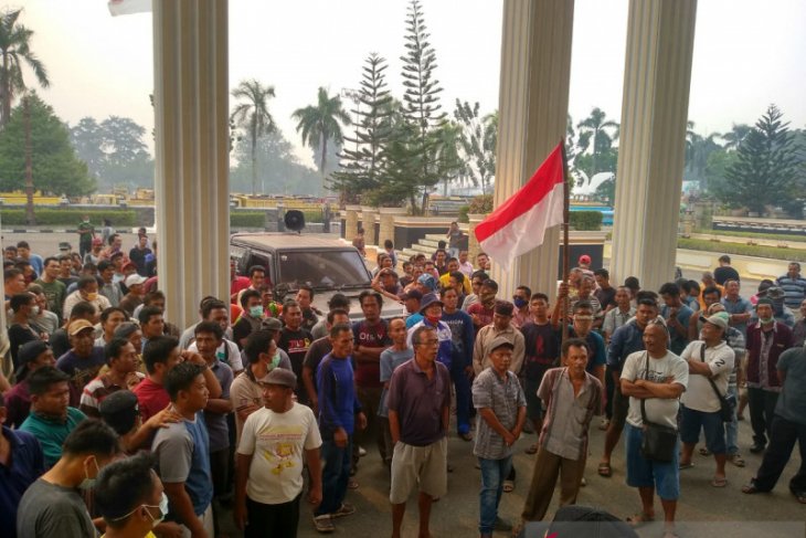 Ratusan supir dump truk tolak larangan pengisian BBM bersubsidi
