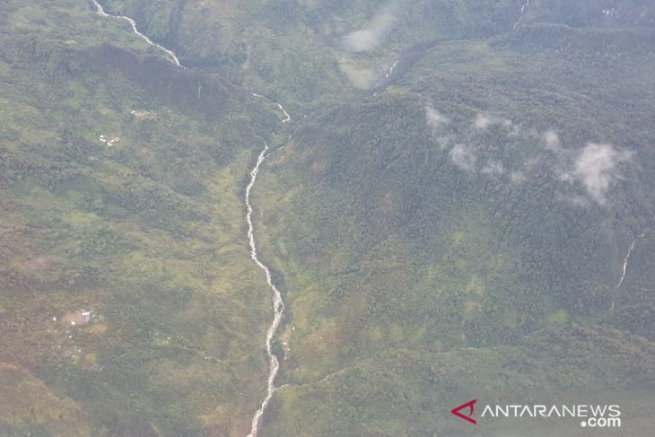 Thick fog blanket in Papua impairs efforts to find aircraft