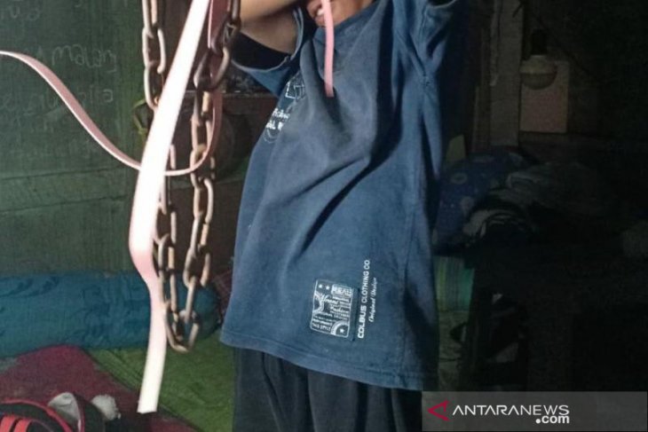 Tidak bawa hasil ngemis, seorang bocah dirantai orang tua di Lhokseumawe