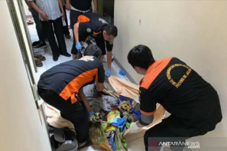 Awalnya mencium bau tidak sedap, seorang ibu dan bayi ditemukan tewas di kamar kost