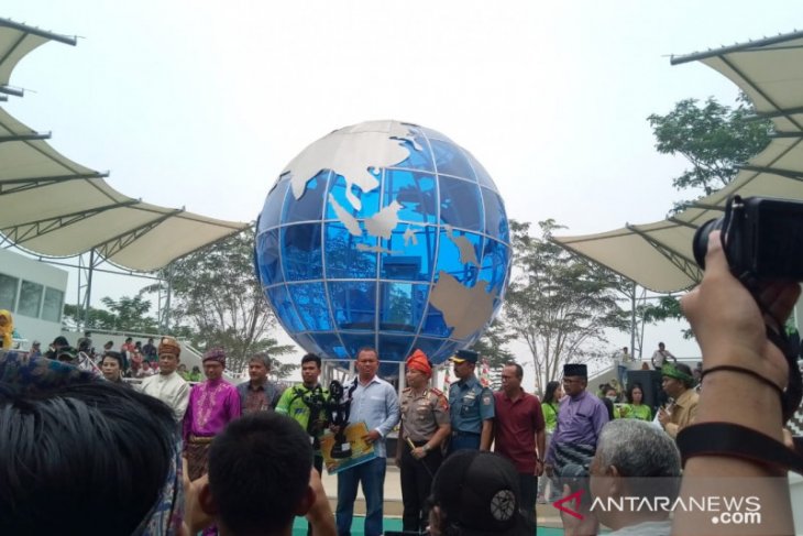Kegiatan kulmimasi matahari di Tugu Khatulistiwa Pontianak berlangsung meriah