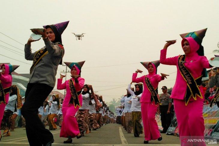 Tari Piring performance in South Solok breaks Indonesian world record