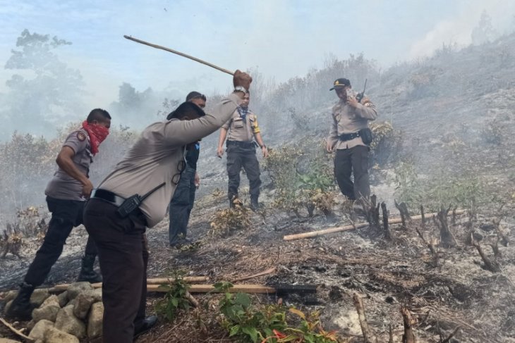 Damkar dan polisi sulit padamkan karhutla di negeri Amahusu