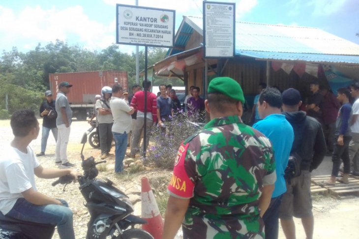 Warga Desa Saradang tahan armada angkutan PT BES