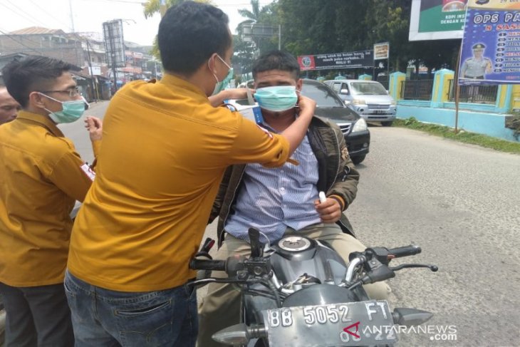 PMI Madina bagi-bagi masker kepada warga