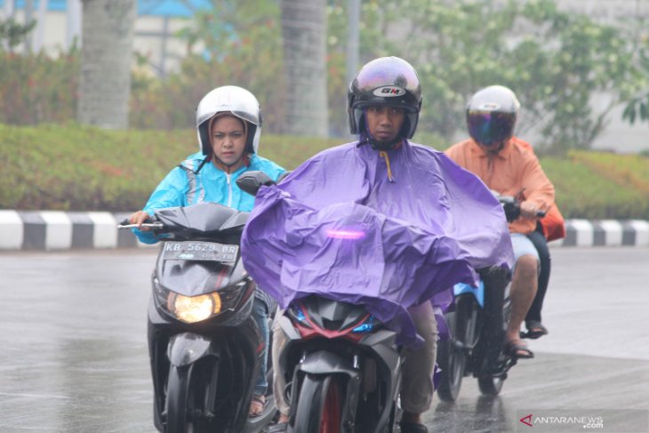 Hujan diprakirakan turun di sebagian wilayah Kalbar