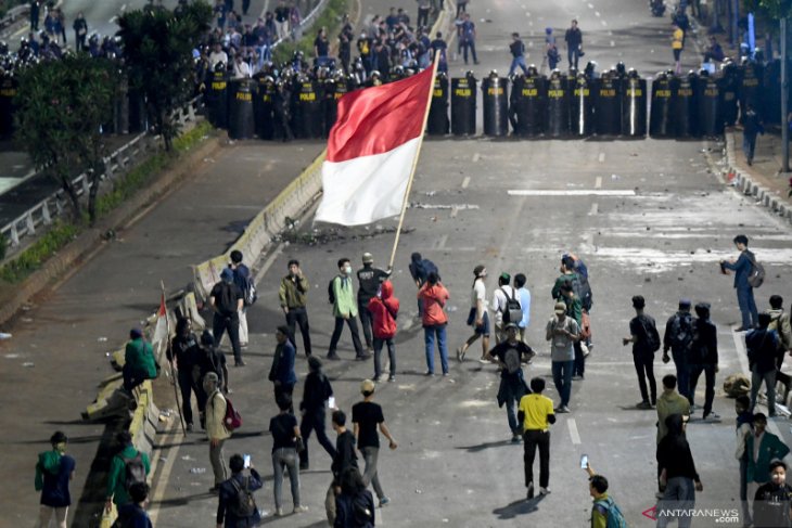 Indonesian students hold rallies to protest law changes