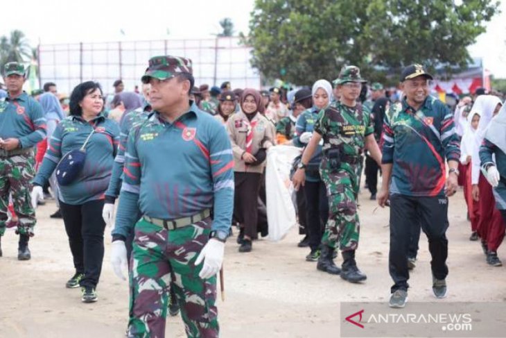 Pangdam VI/Mulawarman pimpin bersih-bersih pantai