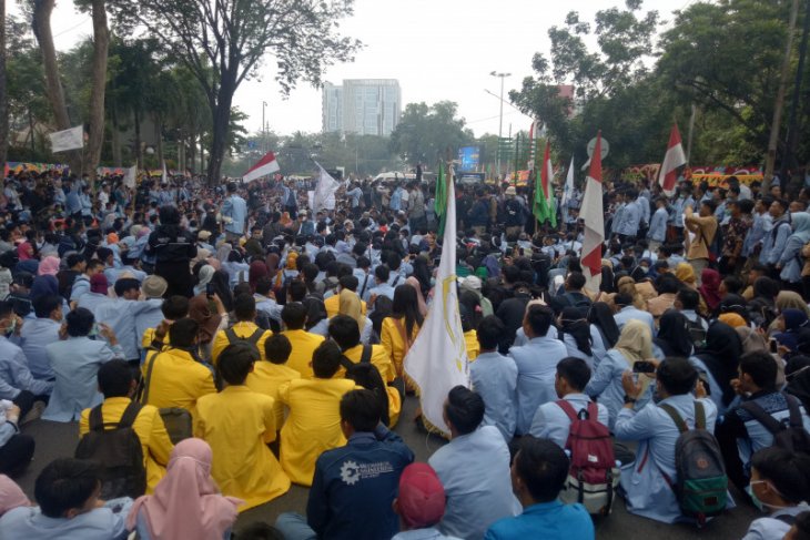 Students block street outside South Sumatra parliament building