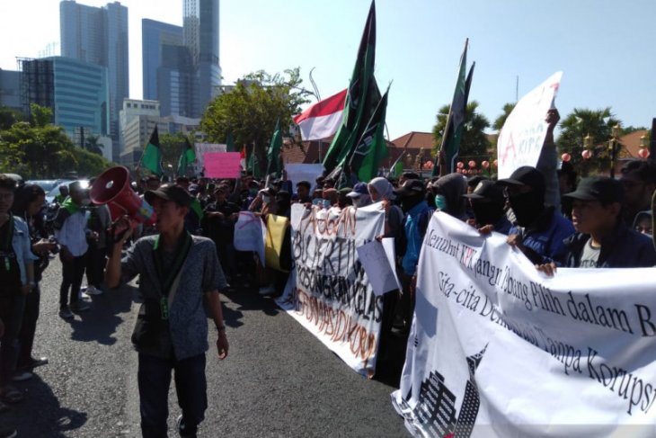 HMI Surabaya tuntut mundur pimpinan KPK miliki rapor merah