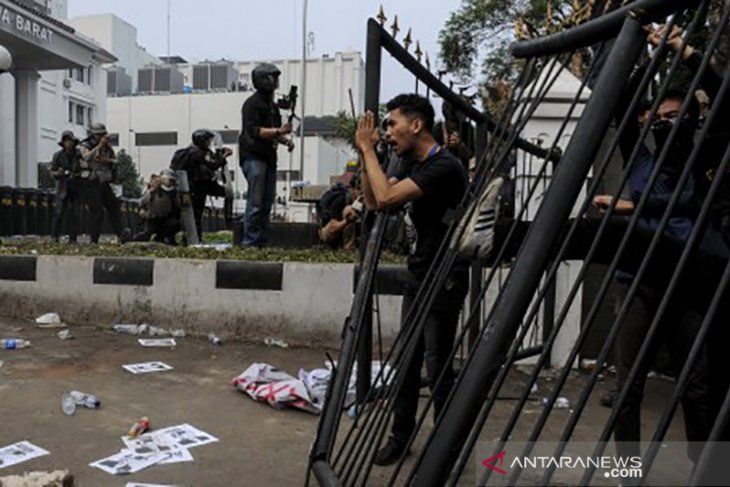 Aksi Unjuk Rasa Mahasiswa di Bandung Ricuh