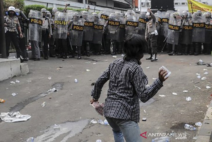 Aksi Unjuk Rasa Mahasiswa di Bandung Ricuh