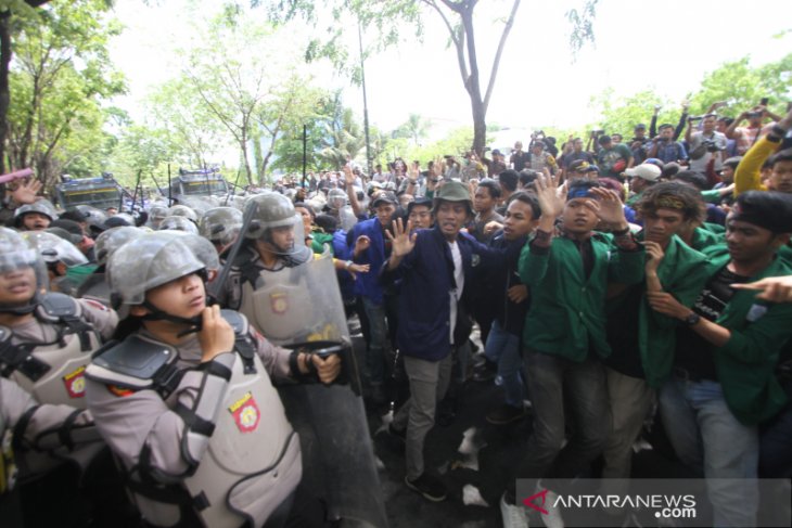 Aksi Unjuk Rasa Mahasiswa Kalsel