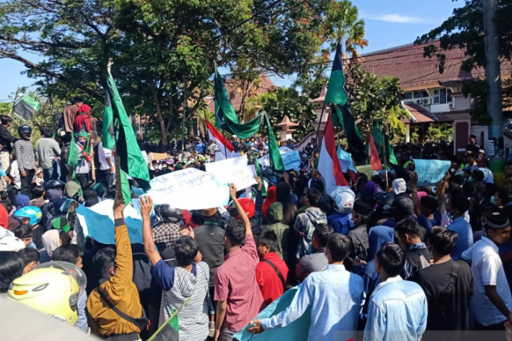 Di demo mahasiswa, DPRD Pamekasan tegaskan tolak hasil revisi UU KPK