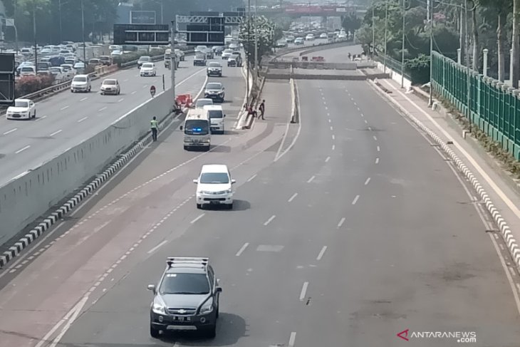 Hingga Jumat pagi, Jalan Gatot Subroto depan DPR masih ditutup