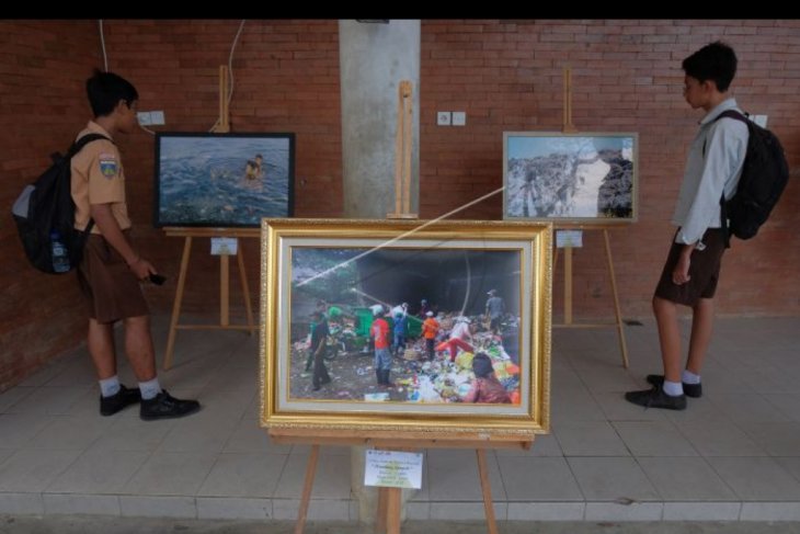 Pameran foto mahasiswa anti sampah