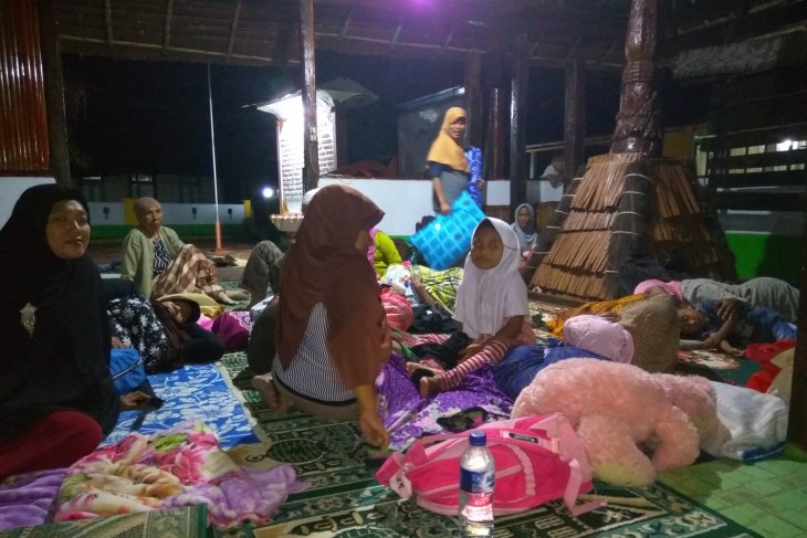 Warga Kaitetu panik guncangan gempa bermalam di Masjid 