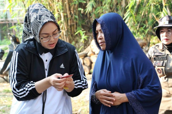 Ibu Sri terharu dapat bantuan perbaikan rumah dari Bupati Purwakarta