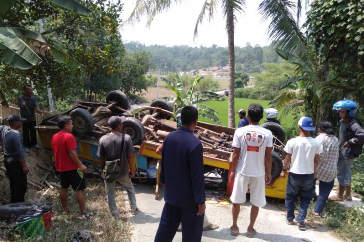Mobil odong-odong pembawa siswa PAUD terbalik di Cikeusal