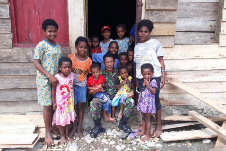 Babinsa dorong anak suku adat Manokwari rajin sekolah