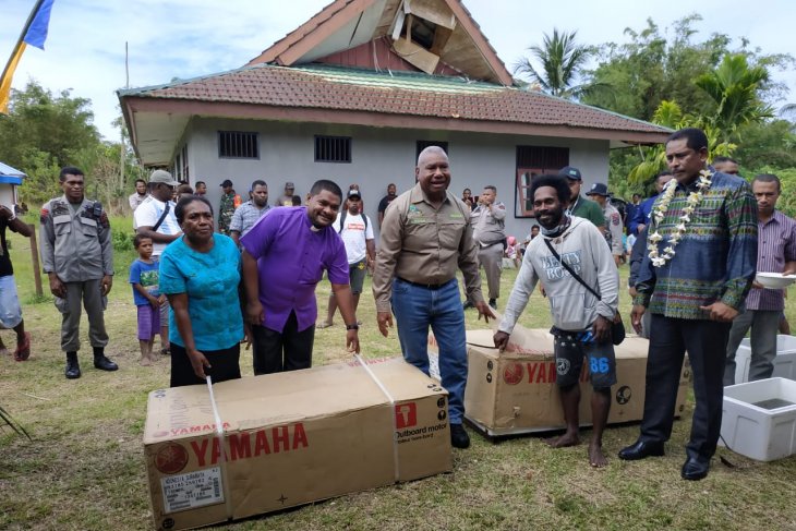 Kelompok nelayan di Tambrauw terima bantuan 14 paket perahu mesin