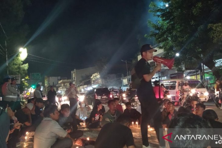 Mahasiswa Kupang gelar aksi seribu lilin di depan Mapolda NTT