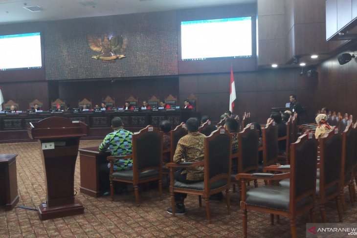 Sidang pendahuluan, Hakim MK pertanyakan kerugian pemohon uji materi revisi UU KPK