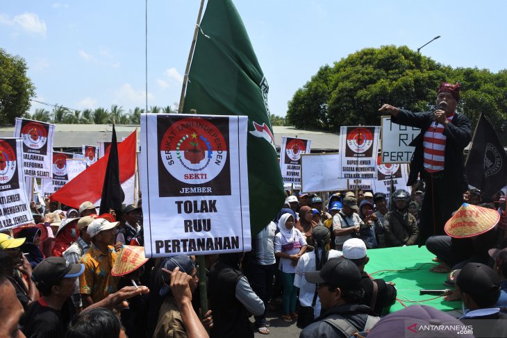 Unjuk rasa petani di Jember