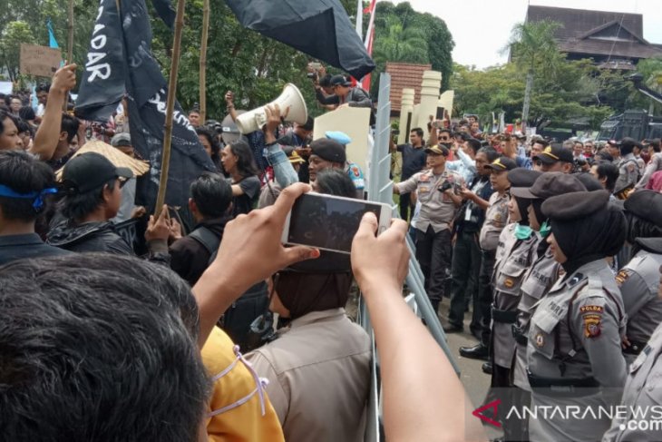 Pelantikan Anggota Dprd Kalbar Diwarnai Aksi Demo Mahasiswa Antara News Kalimantan Barat