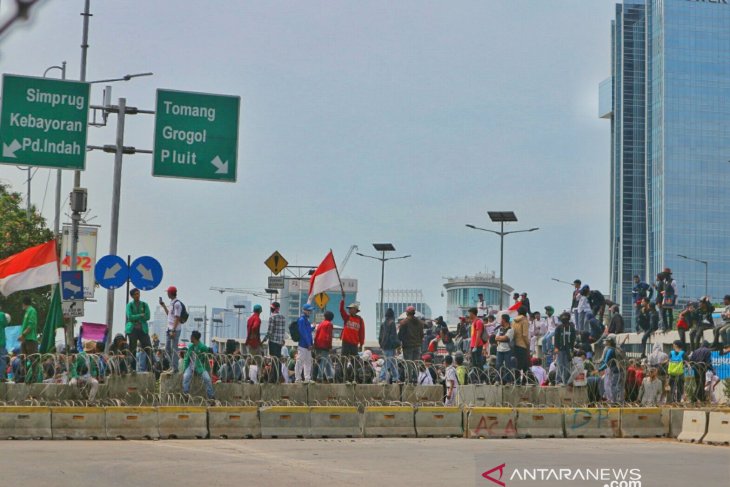 Massa pelajar mulai padati flyover Slipi untuk melakukan demo di Gedung DPR RI