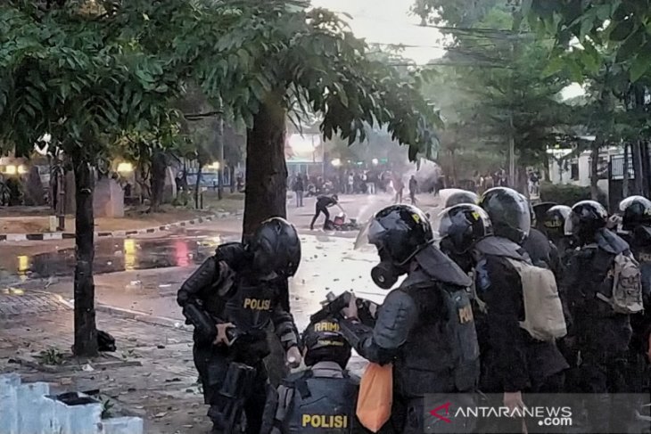 Pedemo tembakan petasan ke arah polisi