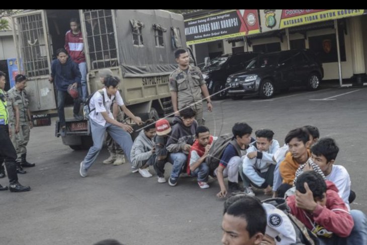 Polisi halau pelajar ikut unjuk rasa