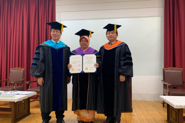 Wali Kota Surabaya Risma dianugerahi Doktor Honoris Causa di Tongmyong Univercity Korsel