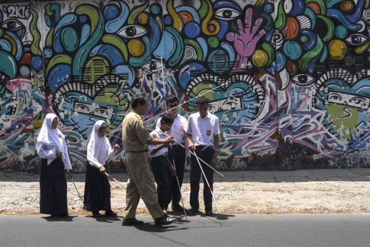 Praktik teknik penggunaan tongkat siswa tunanetra