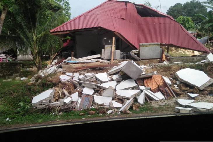 PDIP Maluku peduli kemansuiaan bagikan bahan pokok untuk korban gempa