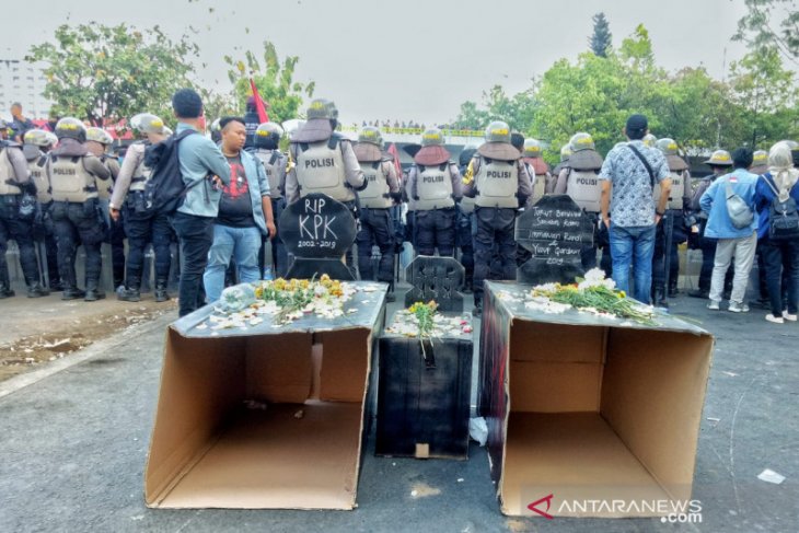 Simbol solidaritas mahasiswa meninggal, Empat almamater bawa bunga