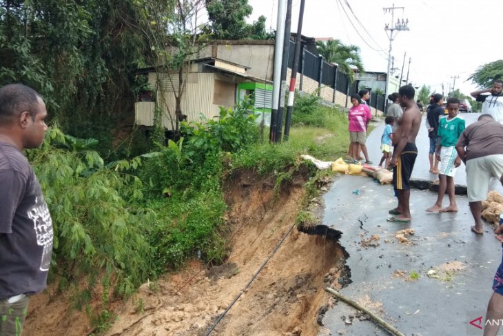 Jalan menuju Malanu Kampung kota Sorong longsor