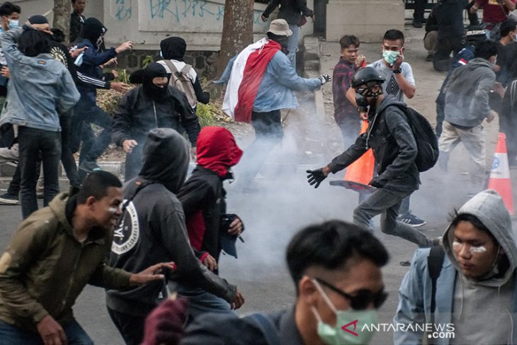 Unjuk Rasa Di Bandung Ricuh